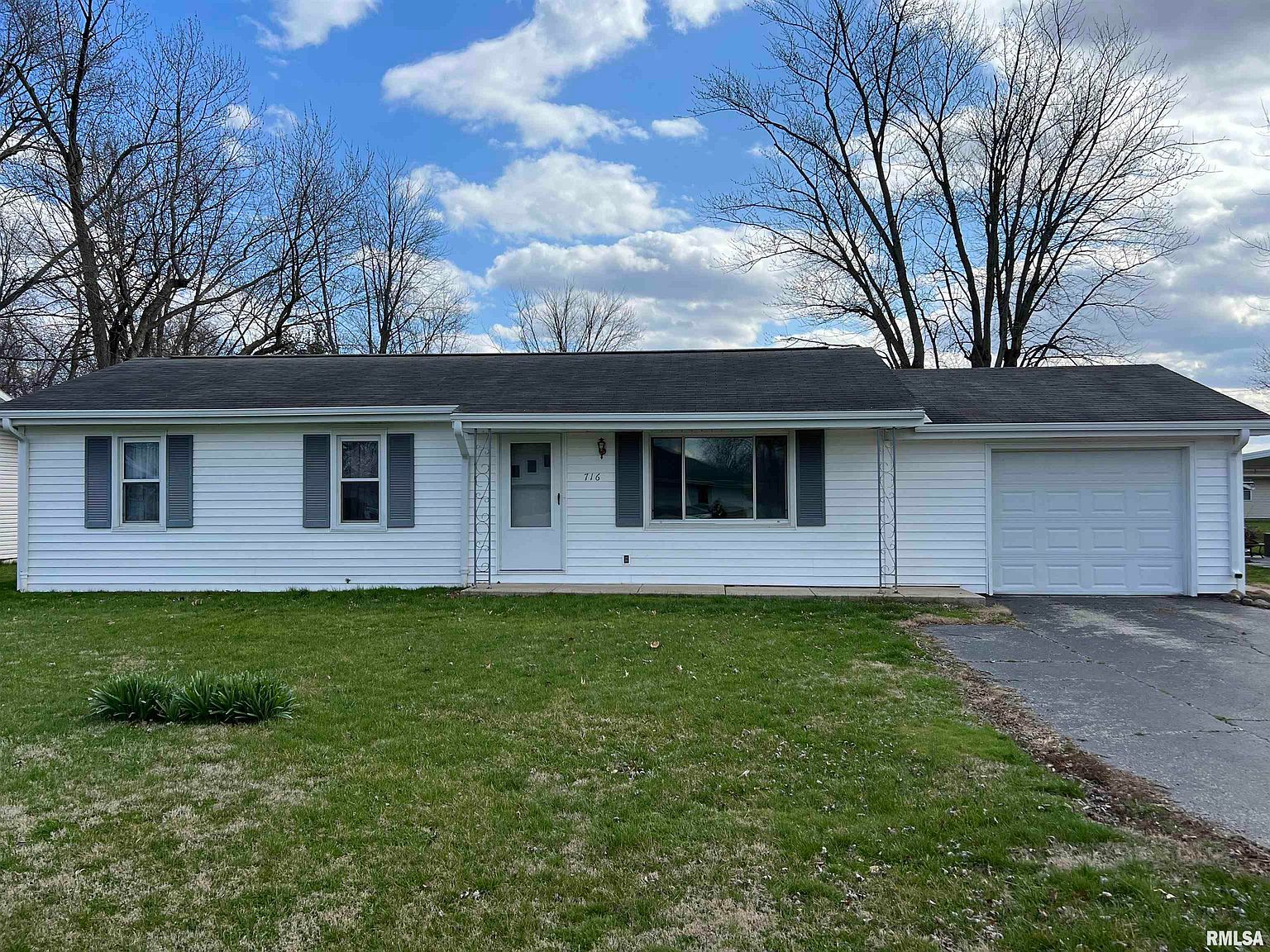 716 Meadows St A, Altamont, IL 62411 Zillow