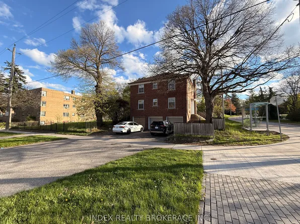 21 Anglesey Blvd, Toronto, ON M9A 3B4