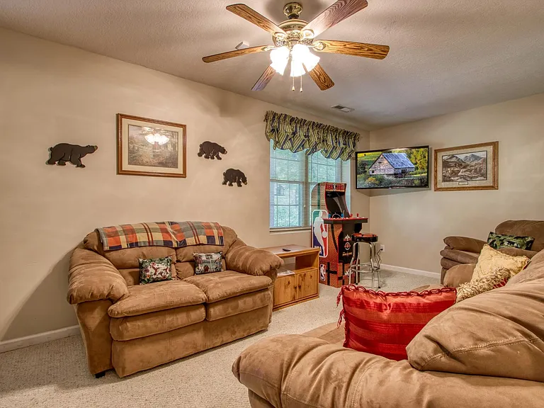 2913 Barnes Dr — Photo 5