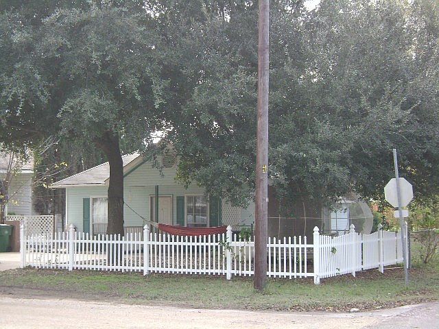 2nd image of 1019 Fowzer St