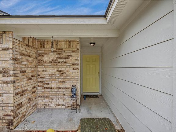 3rd image of 15206 Meredith Ln