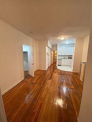 3rd image of 313 W 57th St #2