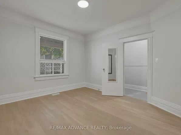 82A Augusta Ave, Toronto, ON M5T 2L1
