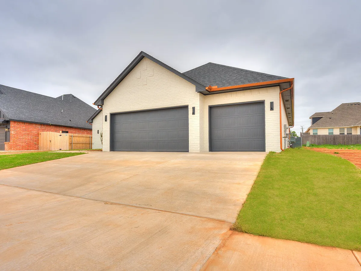 Building Photo - 14301 Village Trl