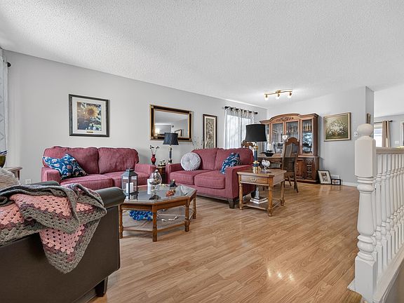 3rd image of 524 Rainbow Cres