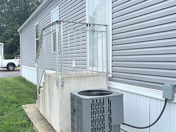 3rd image of 75 Aspen Dr
