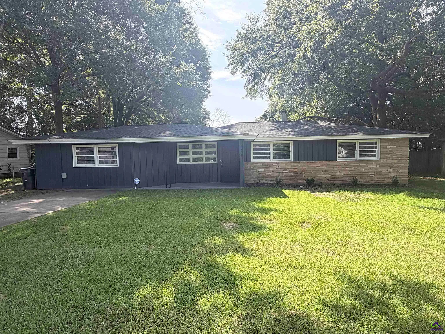 3 bed, 1.0 bath, 1380 sqft, $1,400 — Photo 1