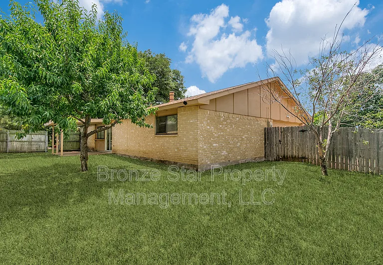1429 Whitehall Dr — Photo 12