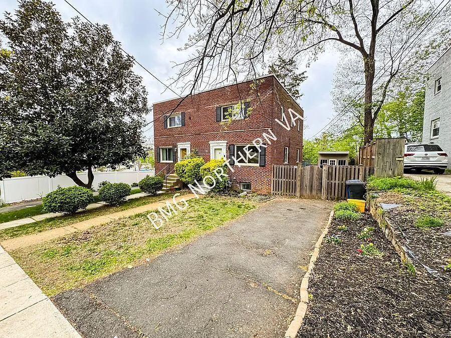 Spacious 3 Bed 2 Bath Semi-Detached Brick Home With Large Yard In Cameron Heights — Photo 2