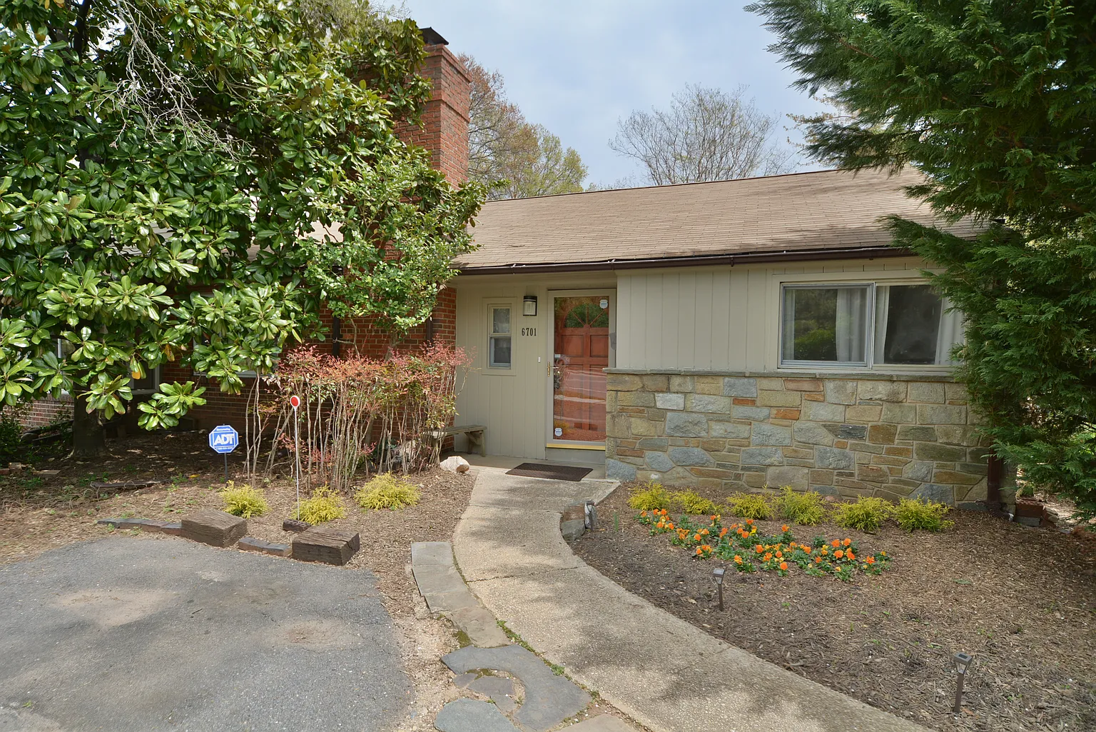 6701 Adelphi Rd photo 1