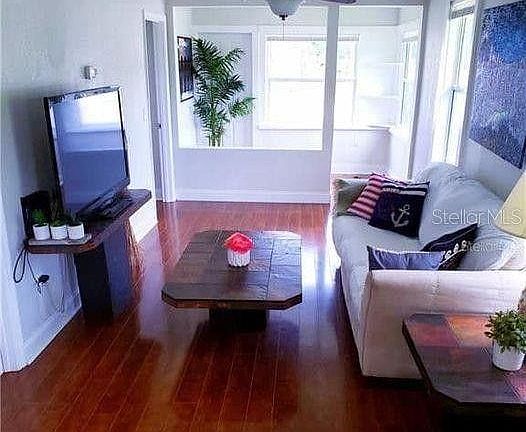 TENANT CAN CHOOSE TO HAVE HOUSE FURNISHED OR UNFURNISHED. HOUSE IS CURRENTLY FURNISHED.