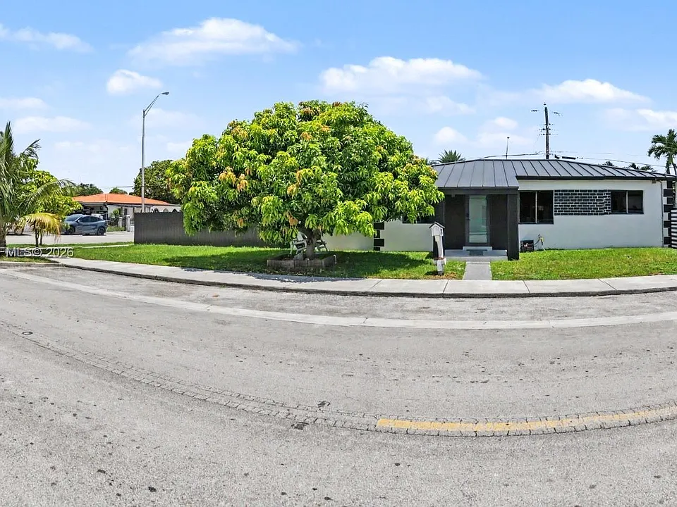 331 W 40th Pl
