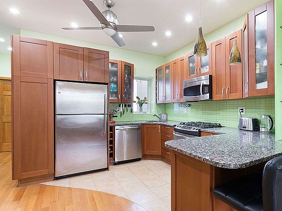 2nd image of 1115 Avenue