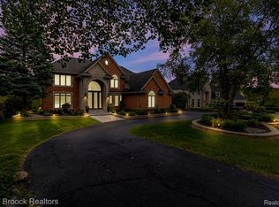 6687 Minnow Pond Dr, West Bloomfield, MI 48322
