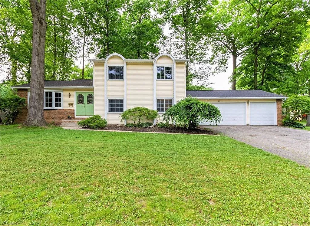 827 Valley Dr photo 1