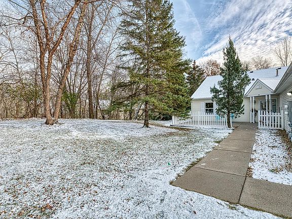 4th image of 38 Thompson Ave W #55