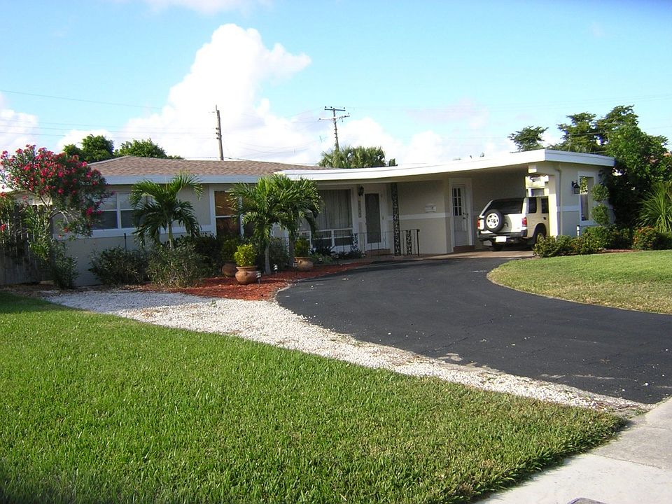 SE view, parking carport