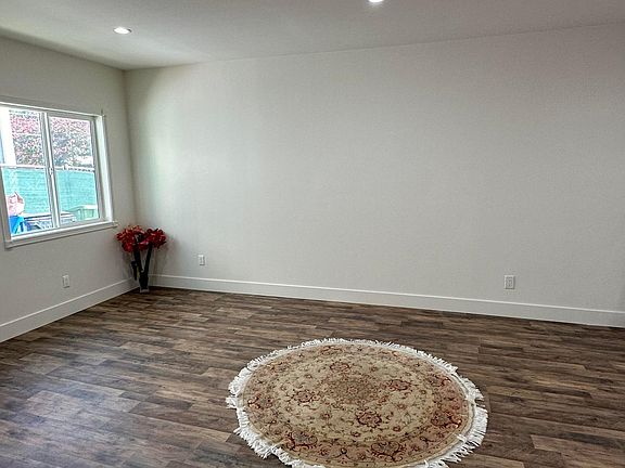 4th image of 24343 Calvert St