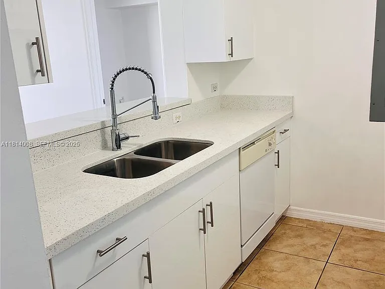 900 SW 8th St #806 — Photo 18
