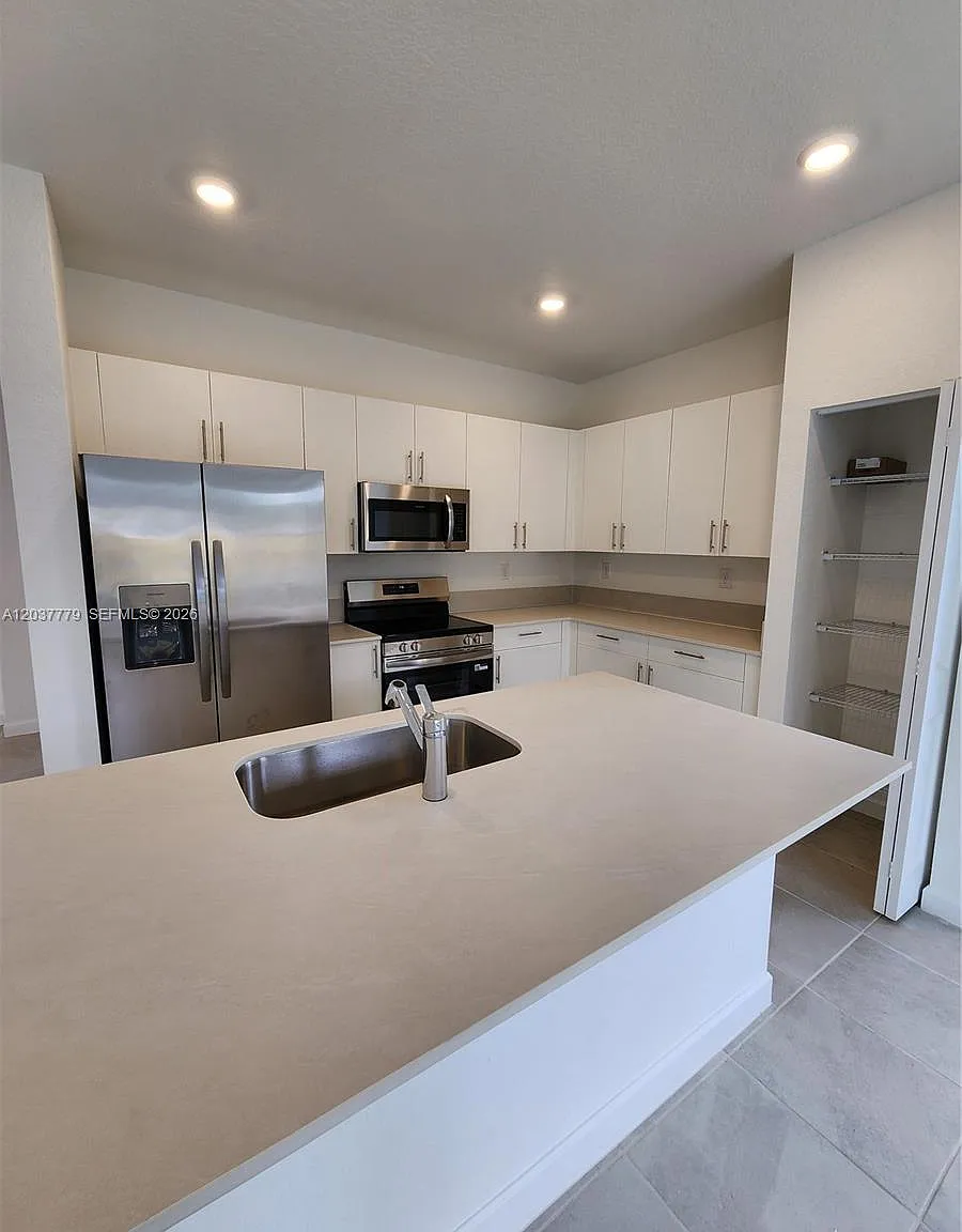 3 bed, 3.0 bath, $2,500 — Photo 1