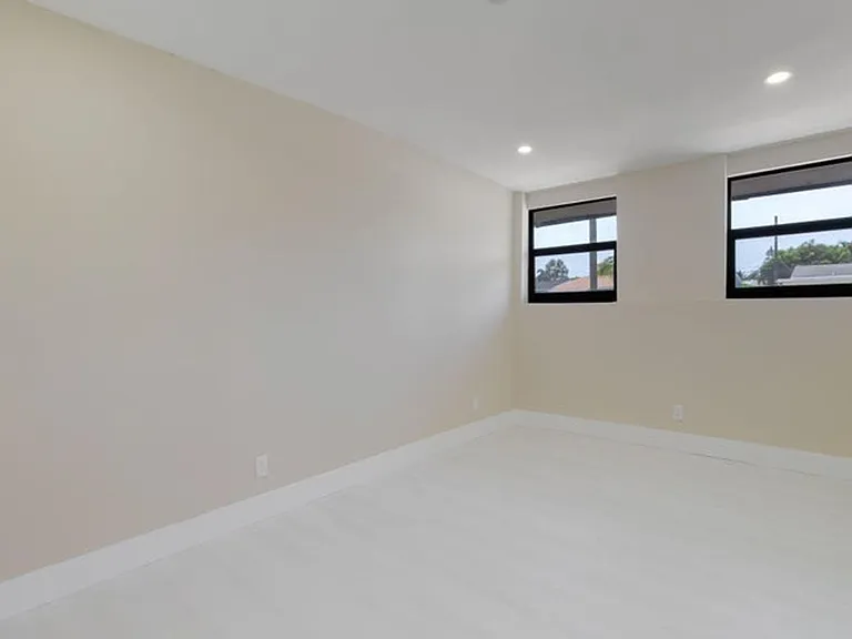 5409 NE 4th Ave — Photo 11