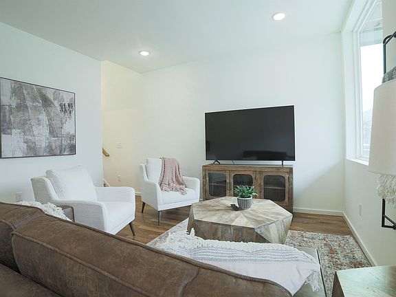 2nd image of 3136 Saint Elmo Ave #1