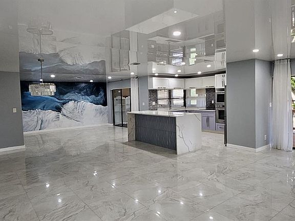 4th image of 5020 Sheridan St #2