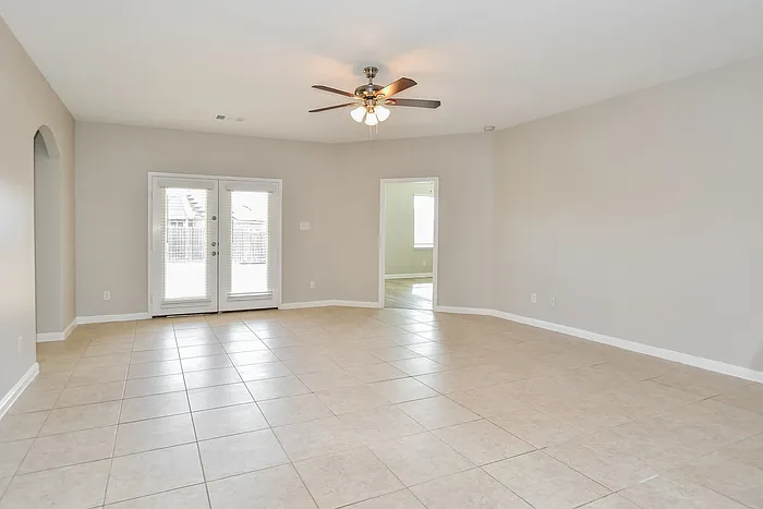 4 bed, 2.0 bath, 1946 sqft, $2,175 — Photo 4