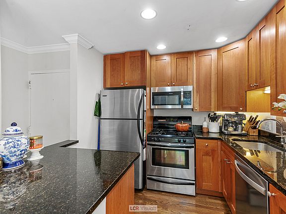 3rd image of 2131 N Larrabee St APT 6304