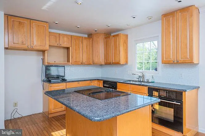 4 bed, 3200 sqft, $4,900 — Photo 4