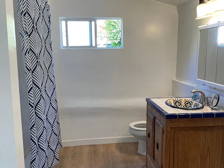 515 W Gutierrez St — Photo 11