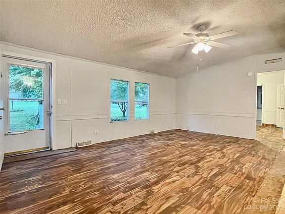 3rd image of 207 Leigh Anne Ln