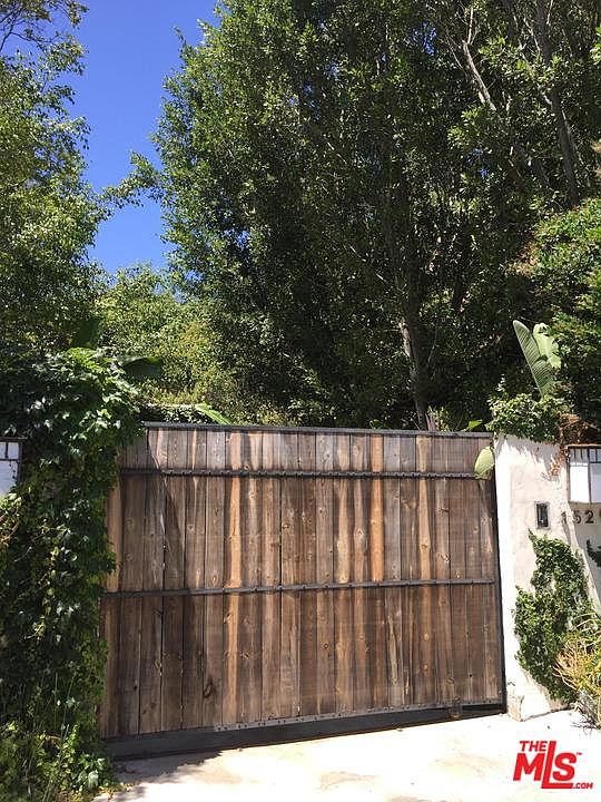 2nd image of 1529 Skylark Ln