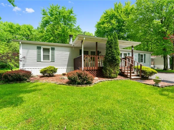 12 Westbrook Dr, Hubbard, OH 44425