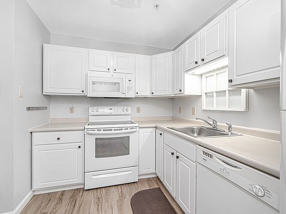 5th image of 15 Lovell Street #19
