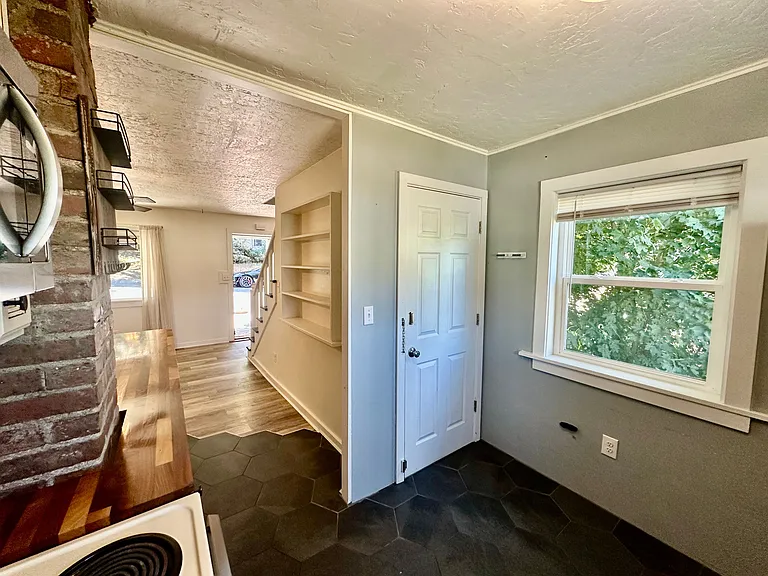 212 E Henley St — Photo 15