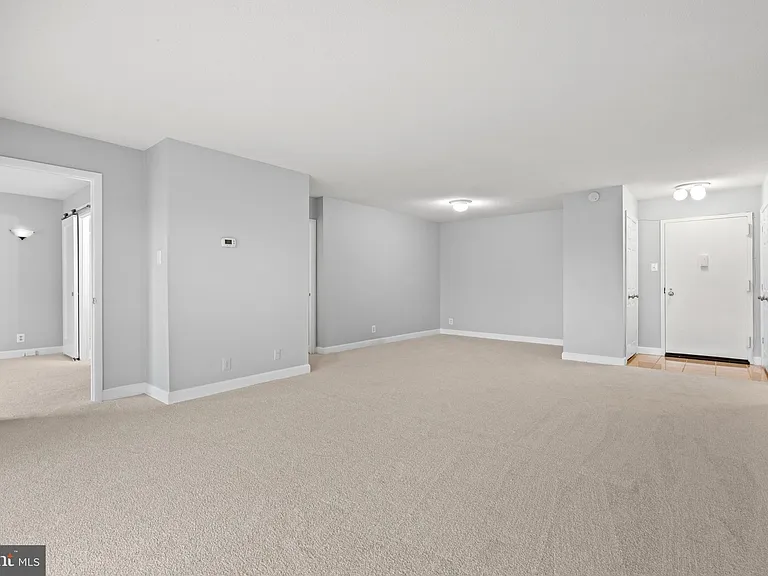 307 Yoakum Pkwy #703 — Photo 2