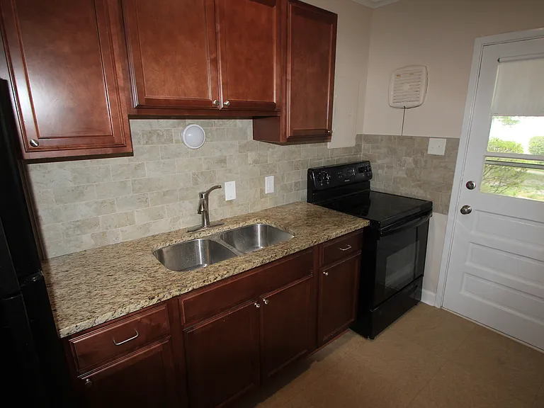 805 Daniels St #B — Photo 8