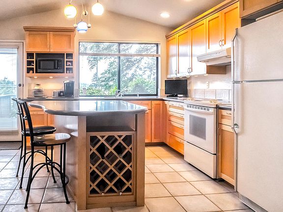 2nd floor living space. Updated kitchen with huge island and plenty of storage. New dishwasher and oven/stove.
