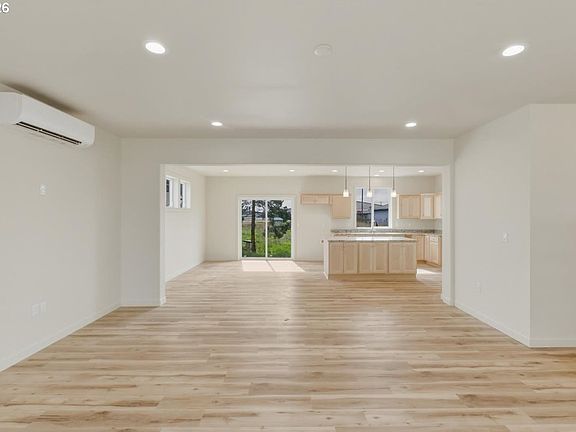 4th image of 371 E 2nd Ave