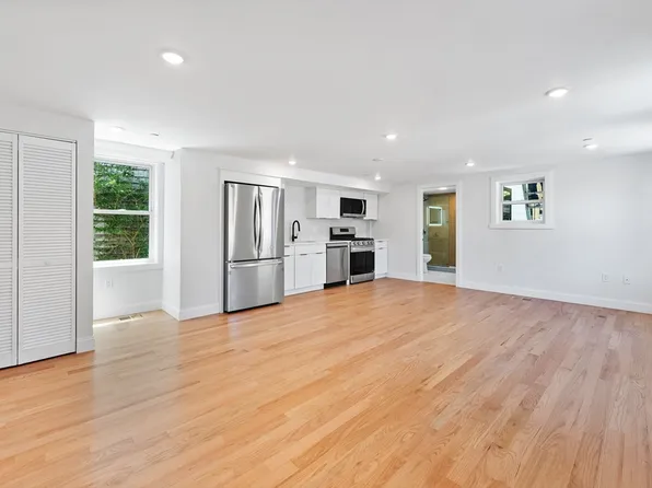 290 Washington St #A, Marblehead, MA 01945