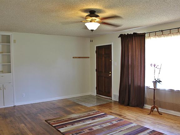 3rd image of 1305 Crescent Dr