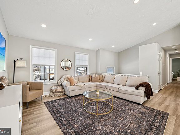5th image of 19 White Willow Ct