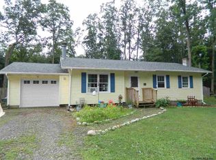 22 Chaundray Ln, Averill Park, NY 12018