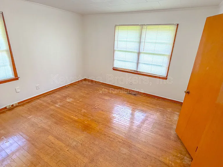 2525 Tredway Dr — Photo 8