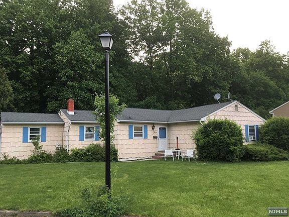 2nd image of 3 Oak St