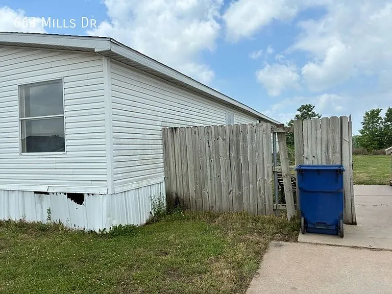 663 E Mills Dr — Photo 3
