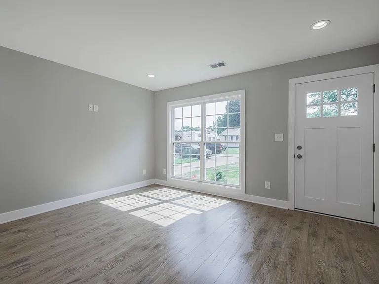 660 Fargo St — Photo 3