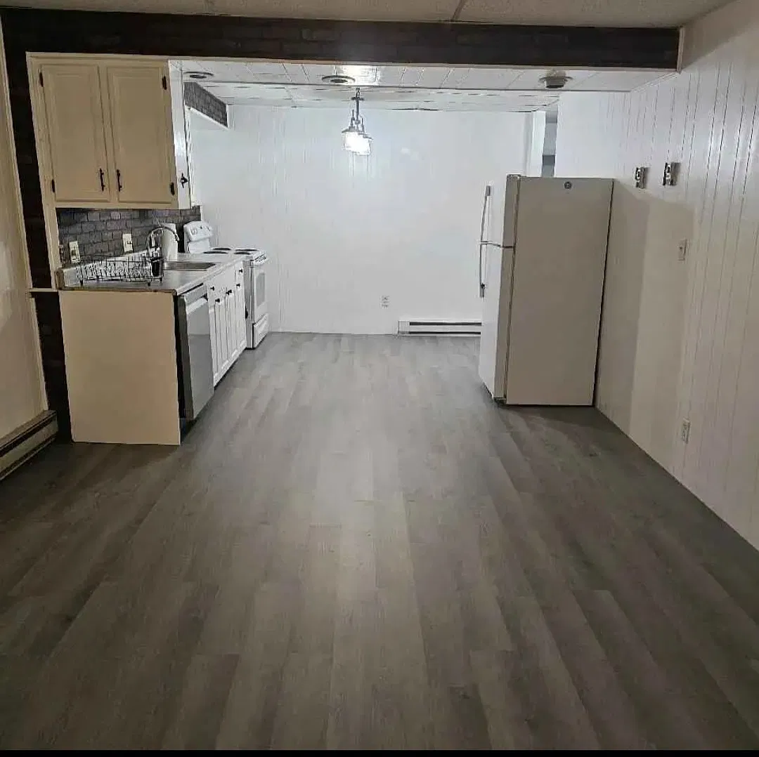 3 bed, $1,300 — Photo 2