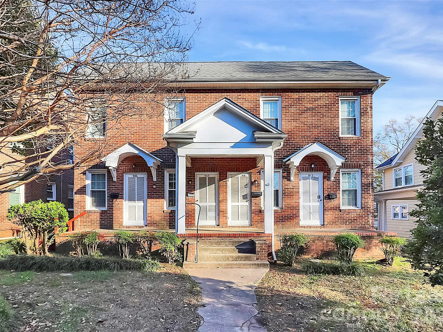 2 bed, 1.0 bath, 800 sqft, $1,050 — Photo 1